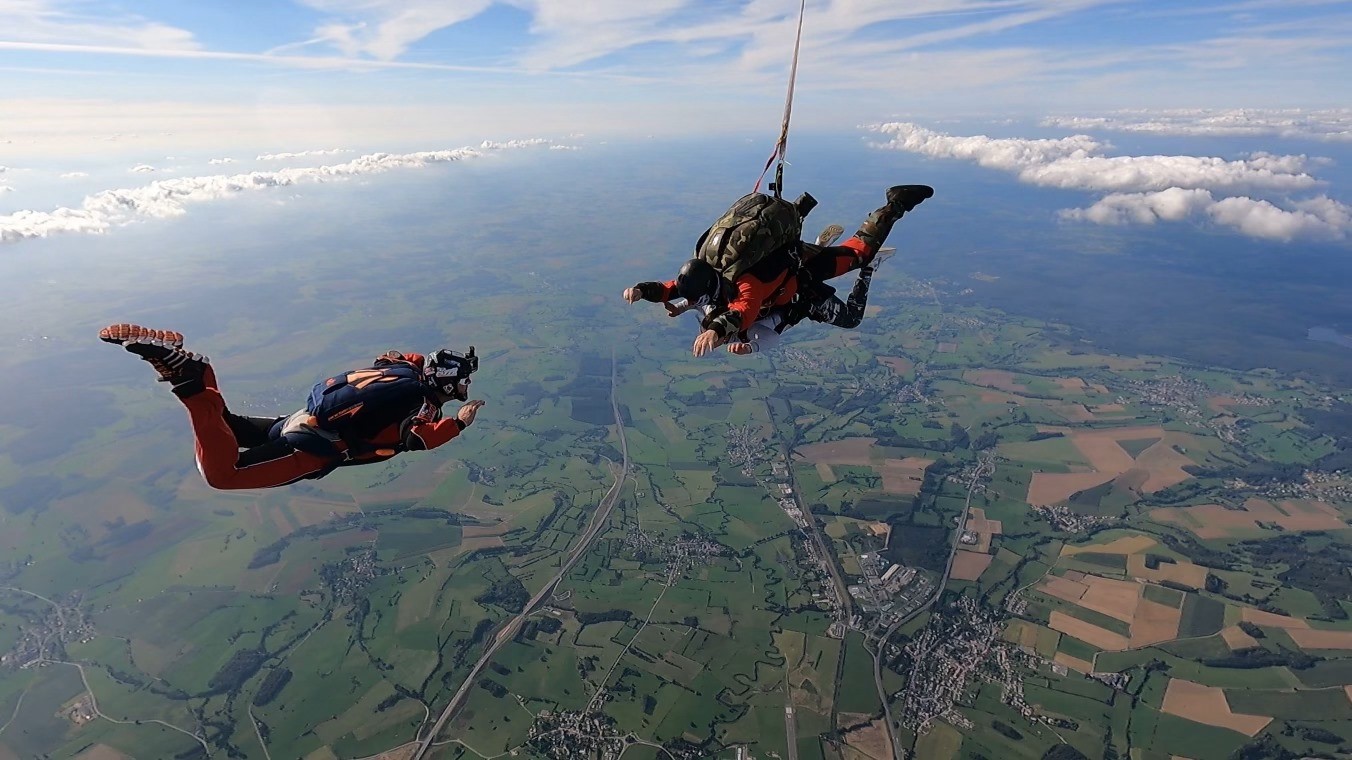 Tandem parachute ciel et nuages