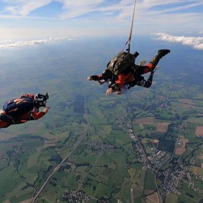 Tandem parachute ciel et nuages